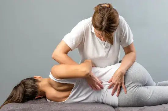 Masaż tkanek głębokich i terapia manualna - skuteczne leczenie bólu w Łodzi